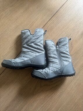 Quilted Light Gray Kids Winter Boots with Side Zipper Size 3